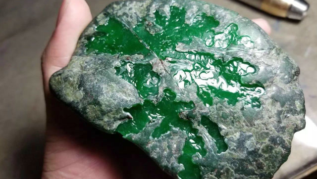 大彬翡翠赌石系列:莫湾基色料,整块皮壳有表现,能否成为网红!