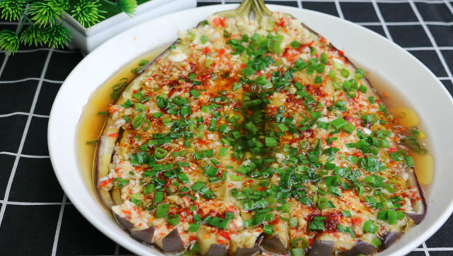 蒜泥蒸茄子,教你一道新做法,好吃简单又好看,收藏起来在家做!