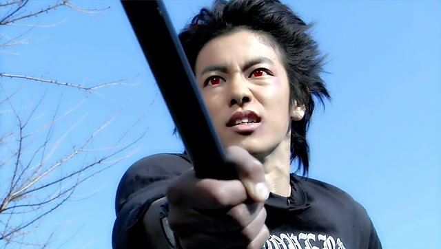 假面骑士电王:良太郎被坏人暴揍,桃塔罗斯看不下了附身于他