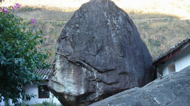 怒江"飞来"奇石,重量达50吨,科学家至今无法解释其由来