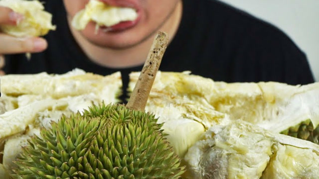 榴莲这样吃才叫过瘾!大胃王大口吃太土豪,网友:实在是重口味