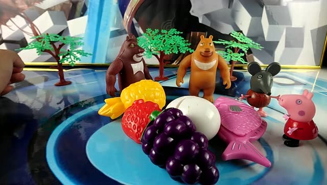 熊大熊二和光头强还有佩奇去野餐,熊二居然说光头强的坏话了!