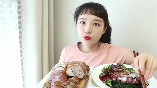 韩国吃播nado萌妹吃卤猪蹄,超大一口往嘴里塞,小脸都撑圆了