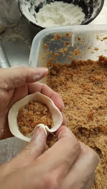 面点师傅教你小笼包的捏法,学会这一招,捏出来的小笼包漂亮好吃!