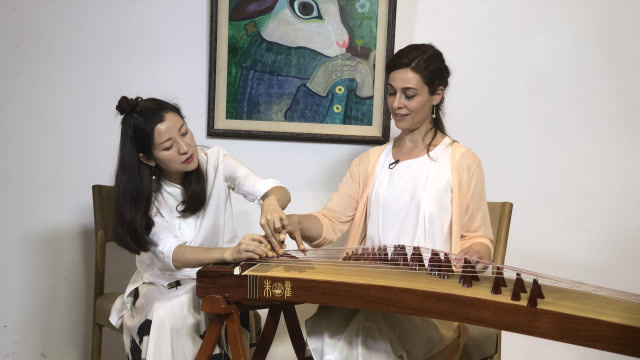 常静老师教弹古筝