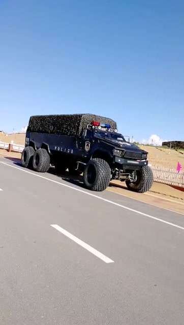 美国特警防爆战车,太猛了,无人敢靠近!