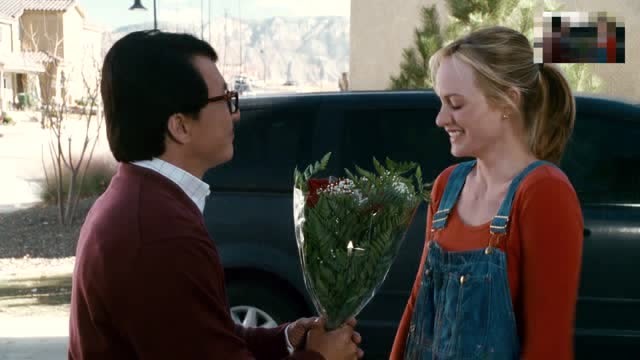 邻家特工:鲍伯携花来跟吉莉安道歉,他还救下了猫咪给吉莉安小女儿