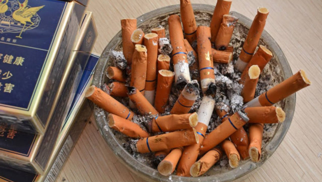 抽省下的烟头比香烟还值钱,烟头用水泡一泡,家家户户抢着要