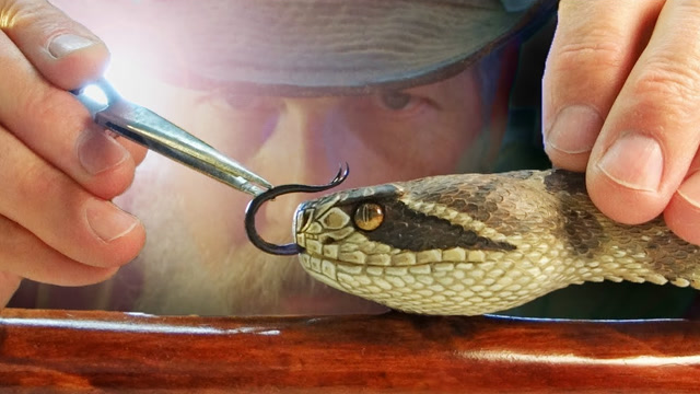 高手在民间:大叔木雕响尾蛇手杖,逼真程度让人佩服