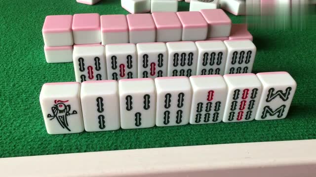 农村小伙第一次打麻将,别人说胡三六条,没想到拿到四条也是自摸