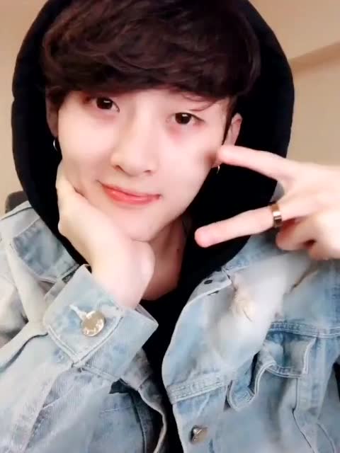 网络红人许杨君戴眼镜的许杨君还是有别样的感觉