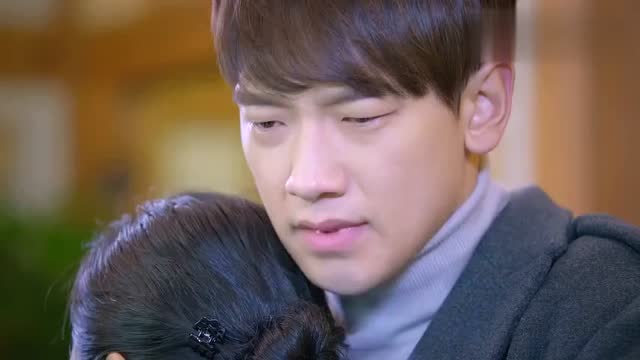 萧亮听了米朵的劝,去见了自己的妈妈,母子俩抱在一起痛哭