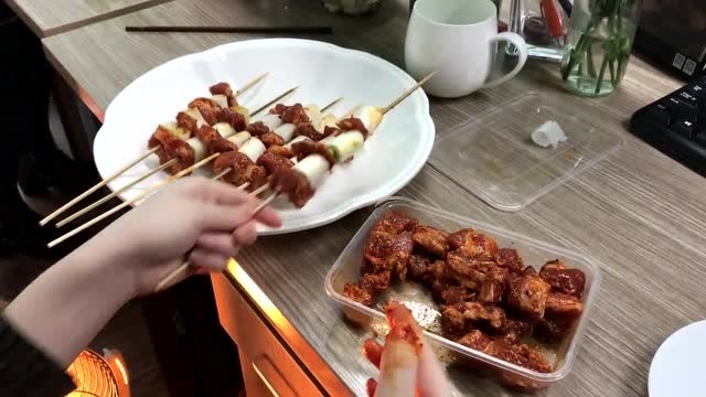 办公室小野用小太阳烤肉串,冬日撸串才是正确打开方式啊!