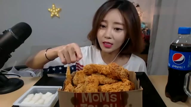 韩国美女吃肯德基炸鸡,咬一口又香又脆,看着口水直流