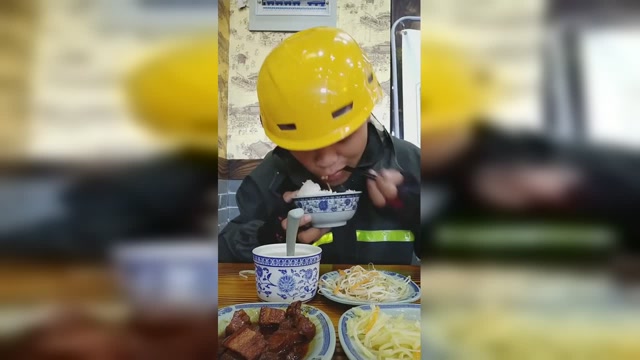 看外卖小哥这吃饭的方式就知道,他有多辛苦了