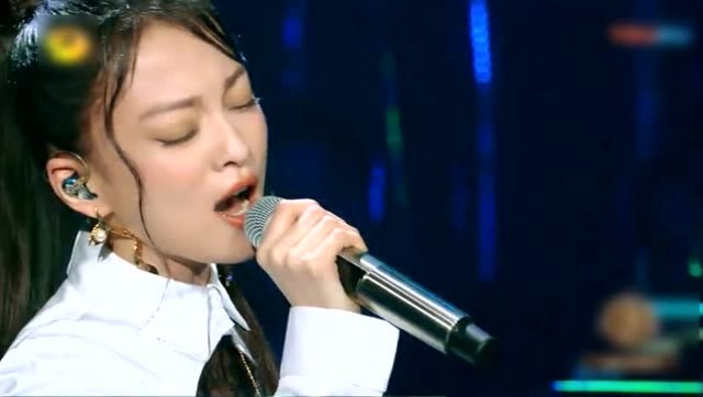 歌手:张韶涵把摇滚改编情歌,高音演唱《再见青春》