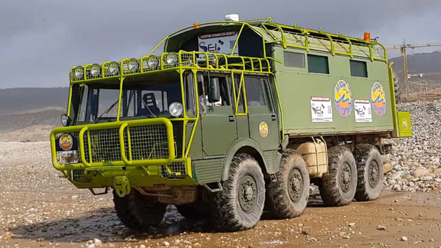 太脱拉t813越野卡车被改装成休闲房车