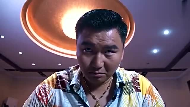 黑社会打劫大哥,没想到大哥功夫这么厉害可以一打六