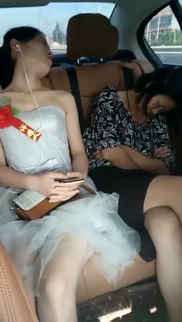 伴娘堵门太累了,一上车就睡着了