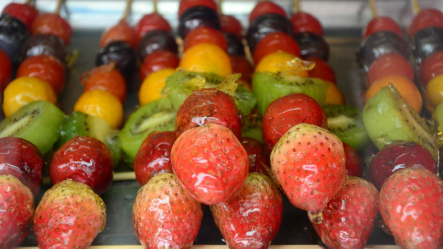 西瓜梨子猕猴桃做成的"冰糖葫芦",哇,好好吃