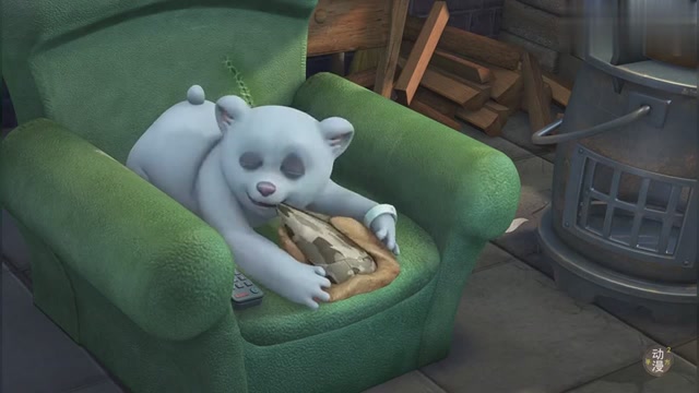 顽皮的北极熊宝宝啃咬光头强的帽子,这模样简直萌翻天了!