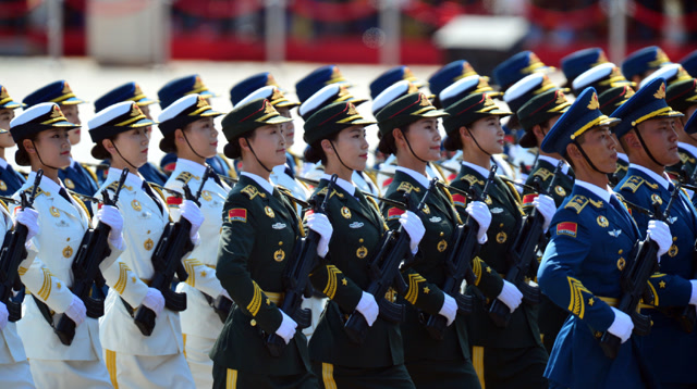 第一次近距离感受三军仪仗女兵的风采,不愧是不爱红妆的中国女神!