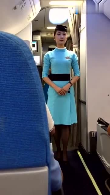实拍飞机上的厦门航空黑丝袜空姐,颜值高
