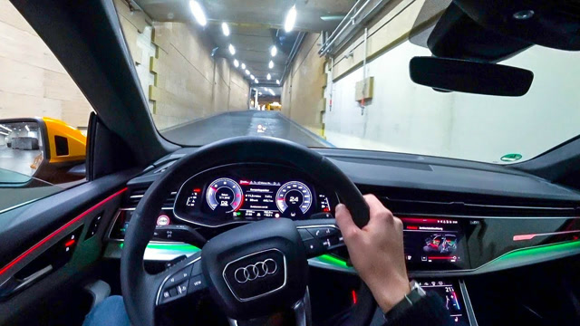 夜晚开奥迪q8上路,打开夜视系统和氛围灯才明白120万花哪了!