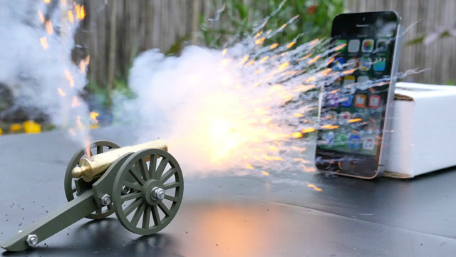 迷你火炮对阵iphone手机,结果谁会受伤?网友:烧钱的乐趣!