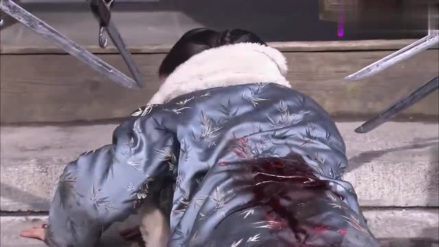 孕妇为捡地上大洋不料被鬼子盯上鬼子刺刀残忍伸向孕妇肚子