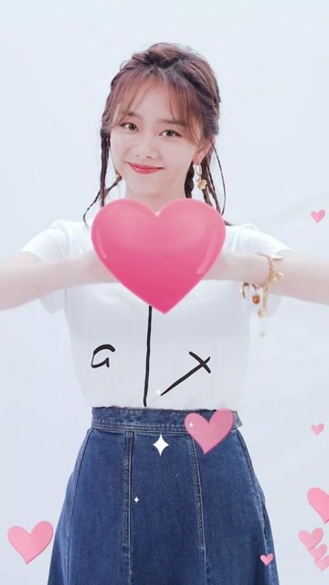 有一个满满少女感的谭松韵待签收!超甜比心舞,元气满满美少女