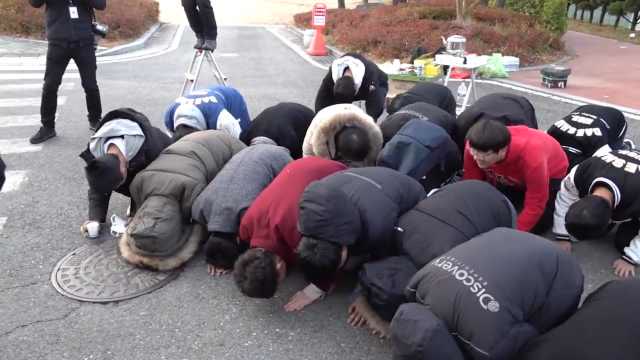 磕头呐喊举灯牌!韩国高考后辈给前辈加油