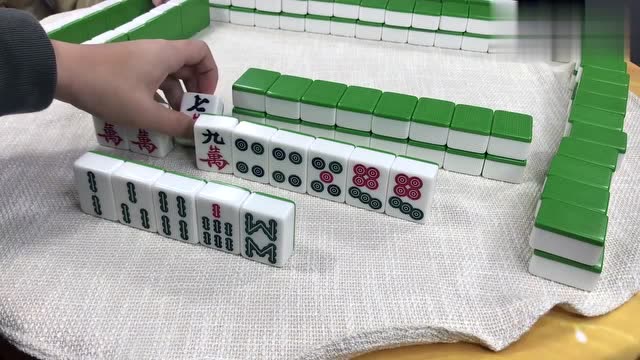 麻将:对家一手的筒子牌,想来想去还是出六筒,结局美女欲哭无泪