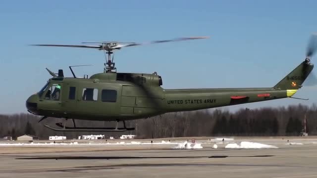 实拍uh-1h直升机超低空飞行展示,有些小鸟依人的感觉