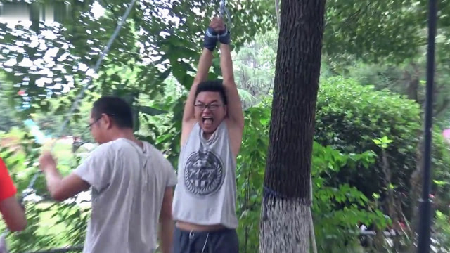 学影视剧中双手绑住吊起来,小伙子疼的嗷嗷叫!