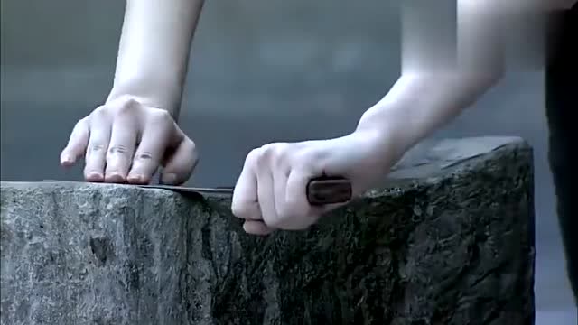 女人磨刀消愁,没想到情敌却跟她说了这事!