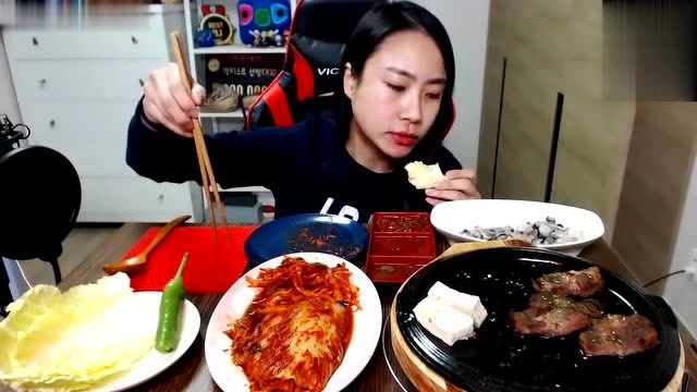 网红妹子生吃牡蛎配泡菜和烤肉,一个人慢慢吃看着我都饿了!