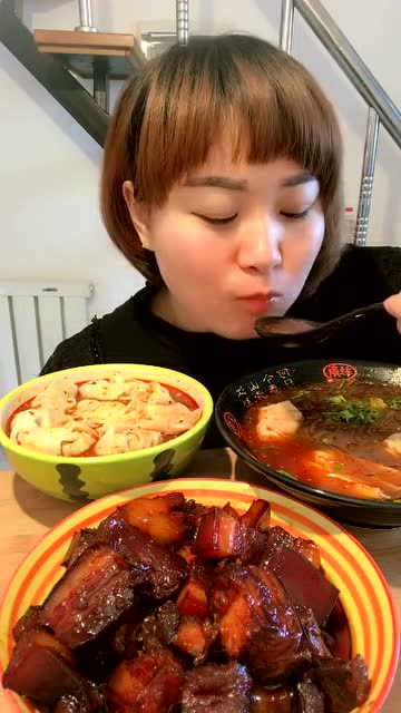 美女吃红烧肉,一整块全放嘴里,看着真是过瘾!你们喜欢吗?