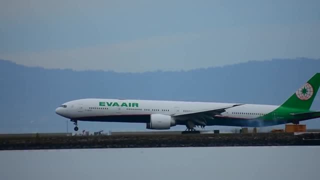 长荣航空波音777客机降落海滨机场,航空爱好者拍摄