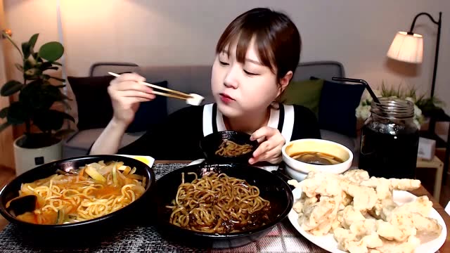 韩国大胃王 脸蛋圆圆的孝宁,吃脆脆的糖醋肉和炸酱面!