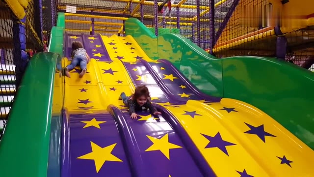 小萝莉跟伙伴玩海洋球滑滑梯,真是太好玩了