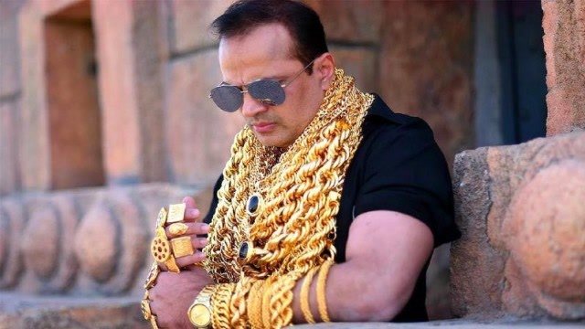 国外男子高调炫富,每天戴价值87万的黄金出门,土豪的世界我们不解