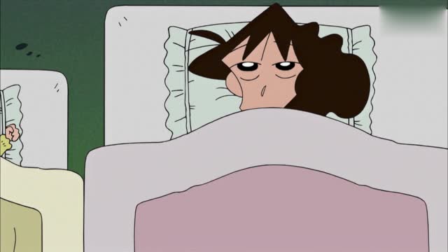 蜡笔小新:妈妈很担心小新一个人睡觉,翻来覆去睡不着