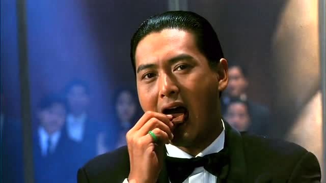 发哥最经典的两个动作,那就是摸戒指和吃巧克力!