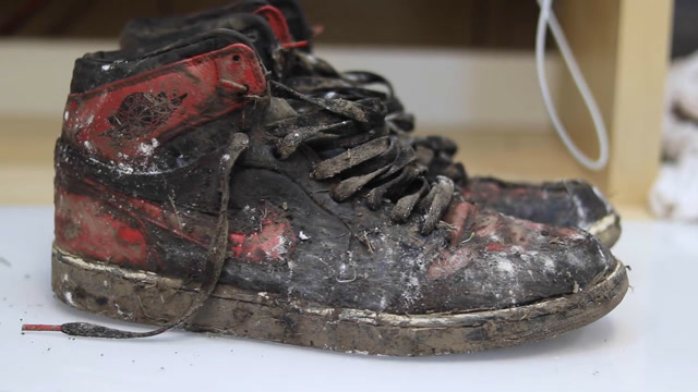 烂成这样的aj球鞋有必要留着吗?牛人展示修复技巧,结果简直完美!