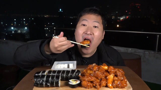 韩国吃货大叔,拿来一小堆糖醋肉和寿司,吃的香喷喷