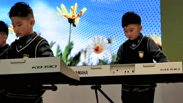 儿童电子琴演奏