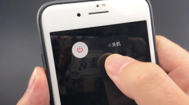 晚上睡觉,手机到底要不要关机?其实很多人都做错了,看看为什么