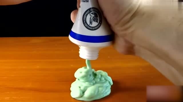 挤出来的牙膏被倒着播放出来,看着真受不了!