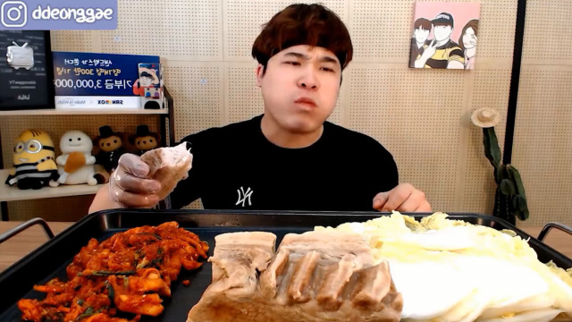 韩国大胃王吃播豪放派donkey弟弟吃菜包水煮五花肉,辣椒酱炒章鱼